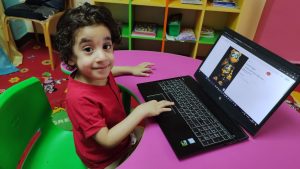 طفل يشارك فى تعلم الحاسب الالى